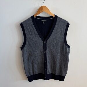 🖤 Banana Republic Men’s Charcoal V-Neck Sweater Vest – 100% Cotton
Size Large